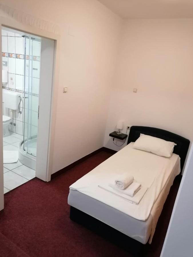 Hotel Garny Pleso Velika Gorica Exterior photo